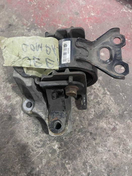 Подушка двигателя Dodge Caliber Jeep Compass, Patriot 5105667AF