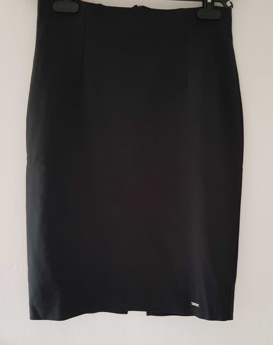 Wygodna, elegancka, czarna spódnica rozmiar 40