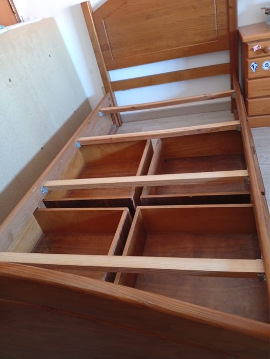 Cama de madeira de solteiro