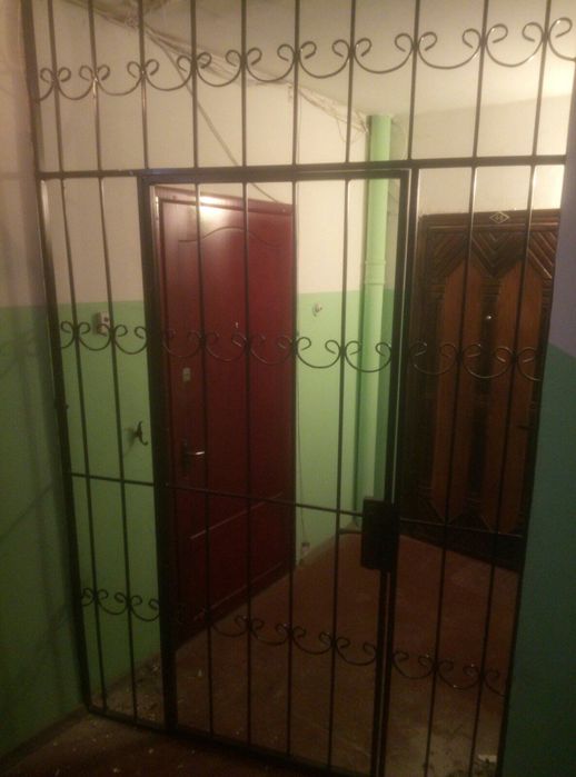 Тамбурная решетка с завитками