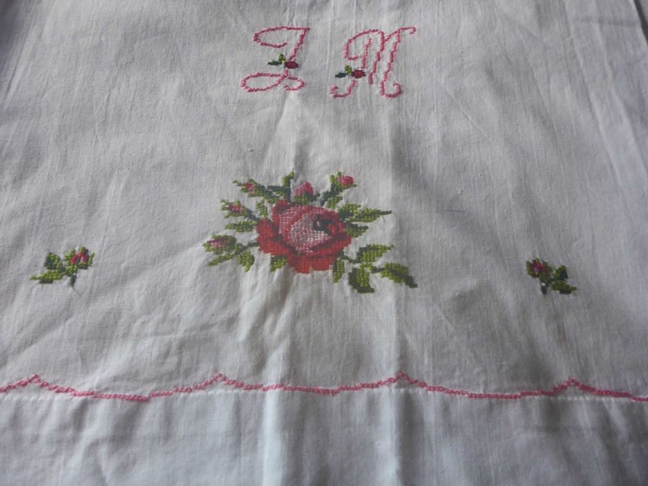 Lençol e duas almofadas - Linho misto com bordado manual a ponto cruz
