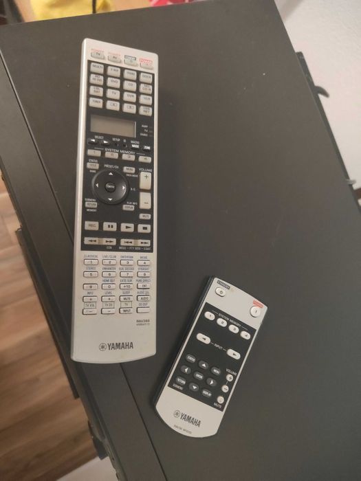 Yamaha RX-V3900 z pilotami