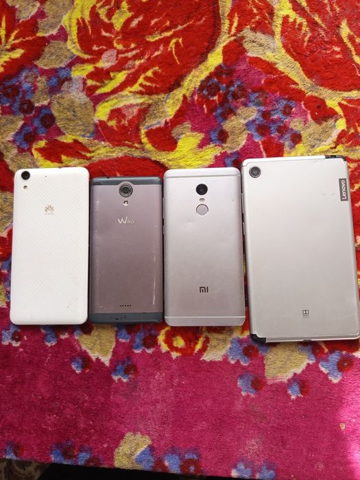 Телефони різні..