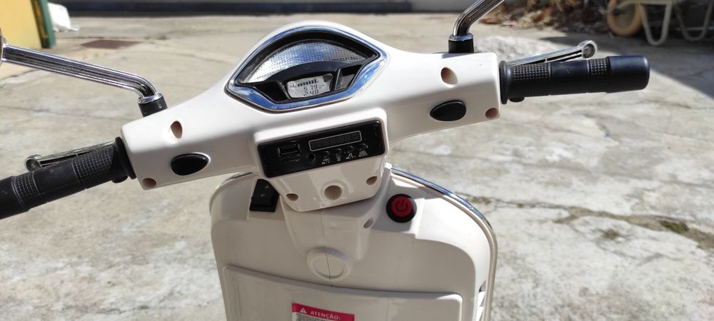 Vespe eléctrica criança