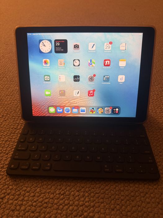 Immaculate Apple iPad Pro 9.7, 128 GB + Unlocked 4G and Apple Keyboard64738131443714120