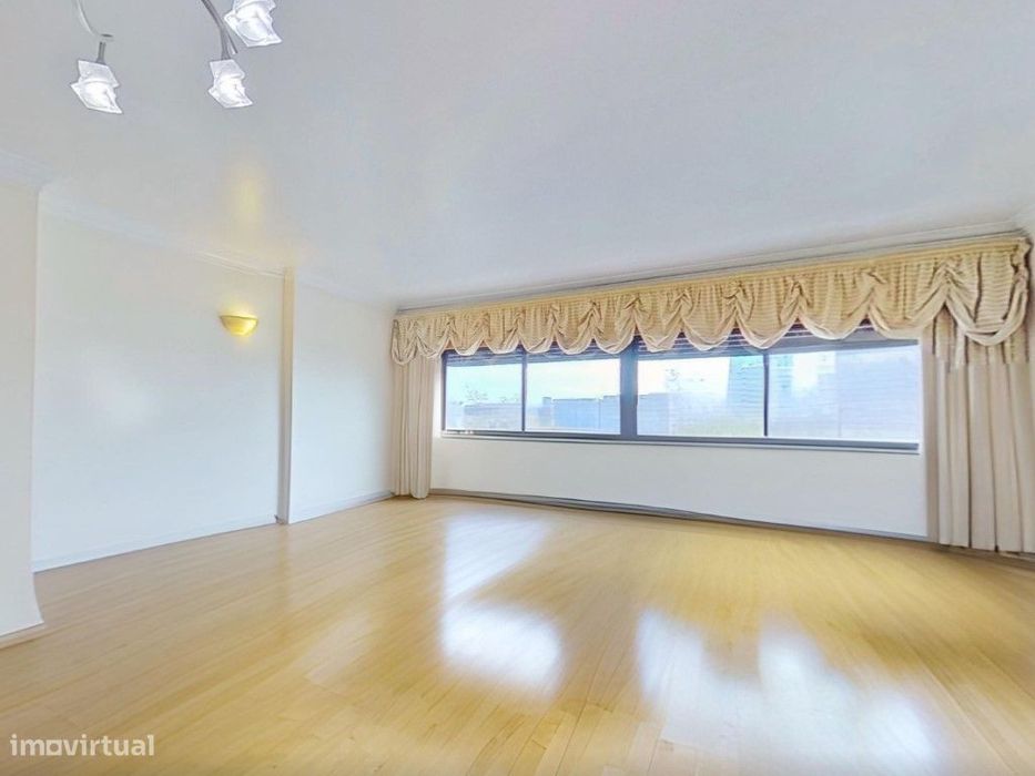 Excelente apartamento T4 à Venda em Campolide a 100 metros das Amor...
