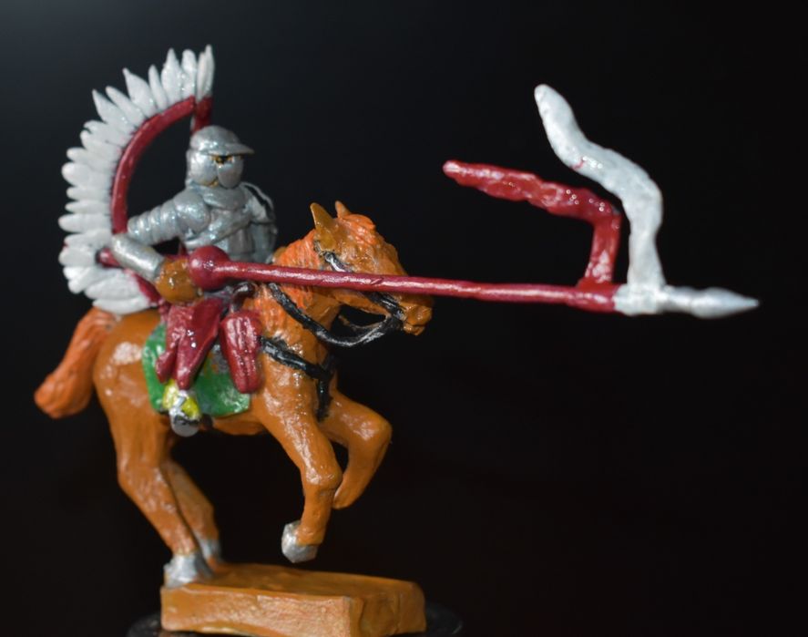 Figurka husarza w szarży