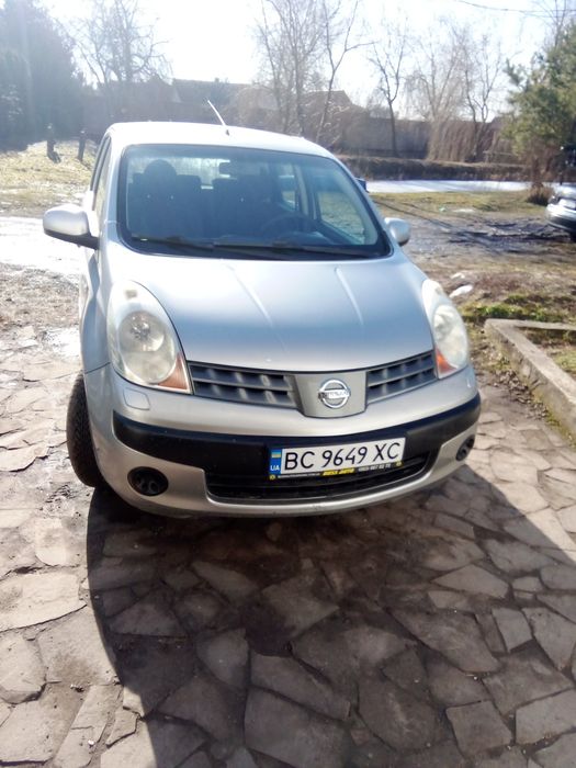Автомобіль Nissan