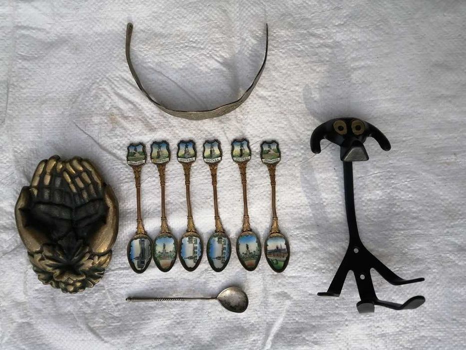 фарфоровые статуэтки, подсвечник, ложечки.