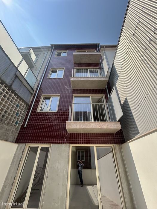 Vende-Se T2 Duplex Novo, Com Terraço E Suíte, No Centro De Braga.