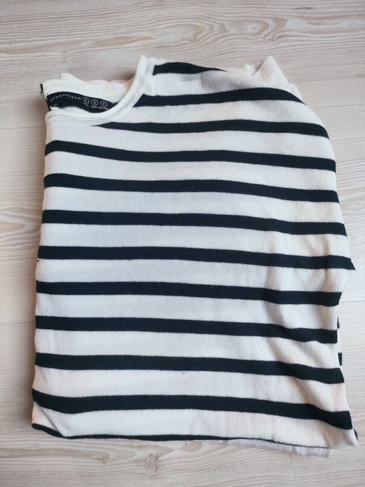 Sweter w paski biało - granatowe