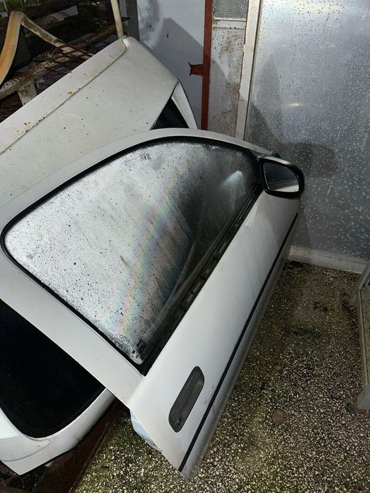 Corsa b portas e bagageira