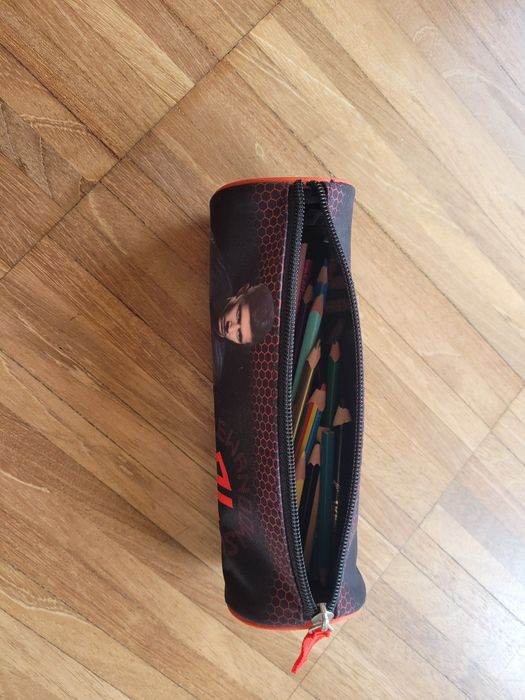 Piórnik do szkoły czerwono czarny  Lewandowski Robert tuba