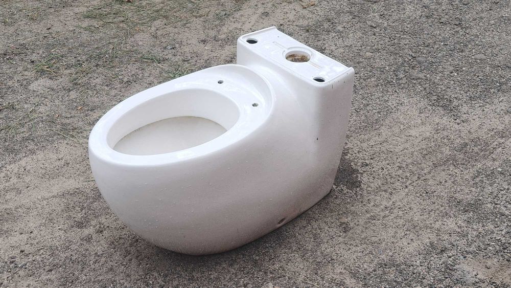 Унитаз (строительный).  Целый.