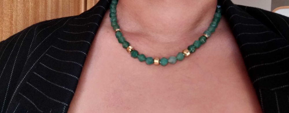 Colar de aço  dourado com pedras 8,50 € cada   |   5 Colares 35€