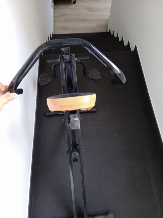 Máquina fitness corpo todo e movimentação