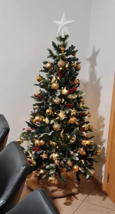 Árvore de Natal de 1,80 com pinhas e azevinho