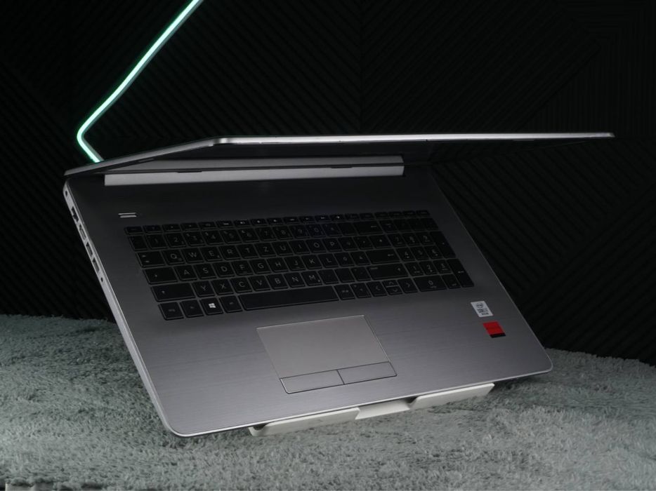 HP 470 G7 17.3" i7-10gen 8GB RAM 256GB SSD Radeon R7 M440