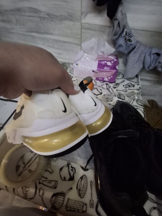 Кроссовки Nike разные