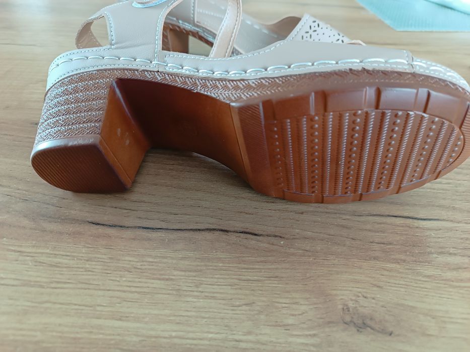 Nowe sandałki beżowe r 41 wkładka 26,5 cm