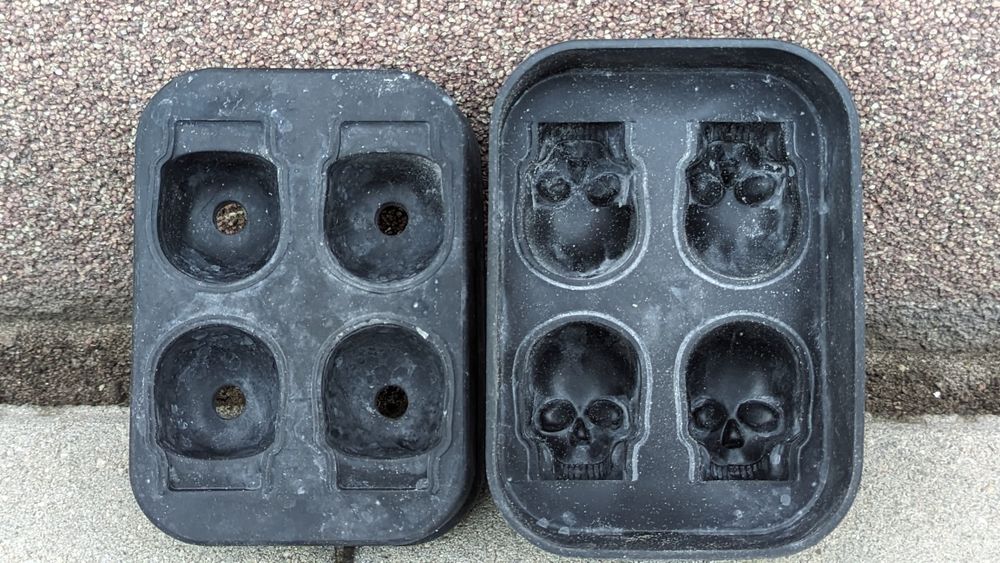 Foremka  w kształcie czaszki na lód, stan bardzo dobry.