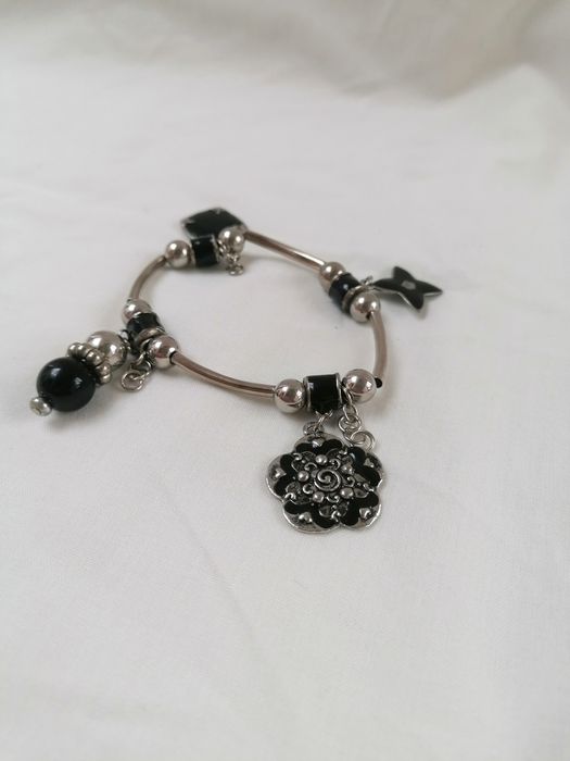 Pulseira Prateada com Pendentes