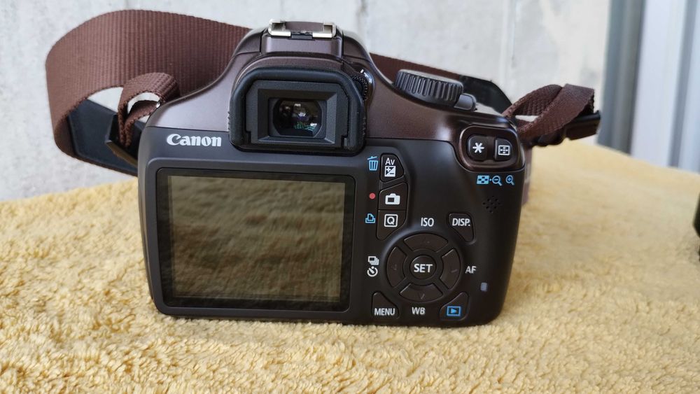 Цифрова дзеркальна камера canon 1100d body + ef-s 18-55 + ef 28-135 + кофр + штатив