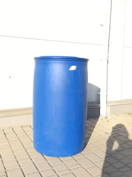 пластиковая бочка вместимостью 200 л