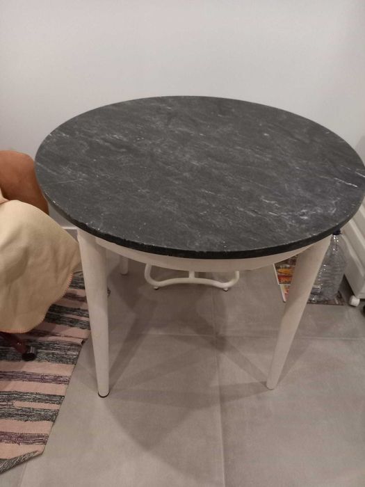 Mesa com tampo em mármore