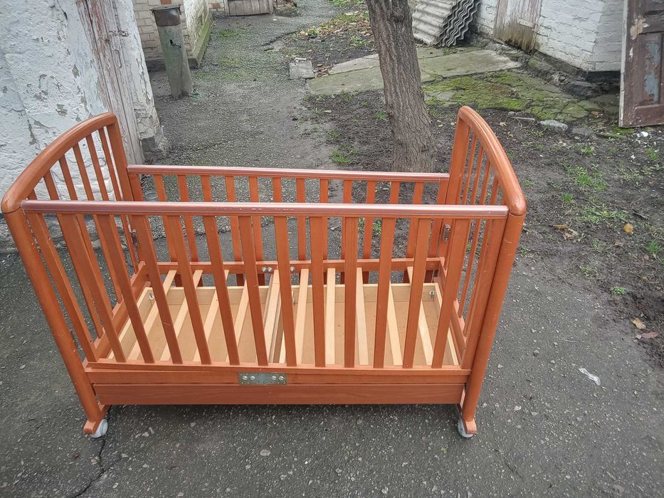 Дитячій манеж з дерева.