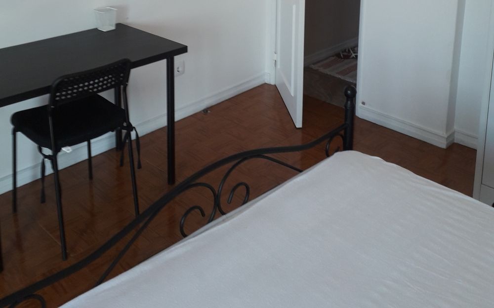 Cama de metal estilo romântico