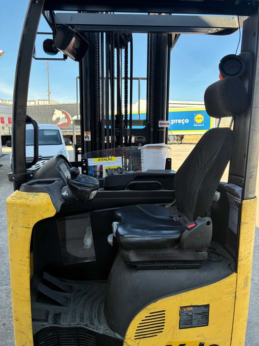 Empilhadora Retrátil Yale Ano 2019 em Excelente Estado