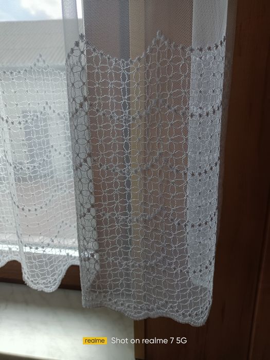 Sprzedam dwie firanki  z haftem