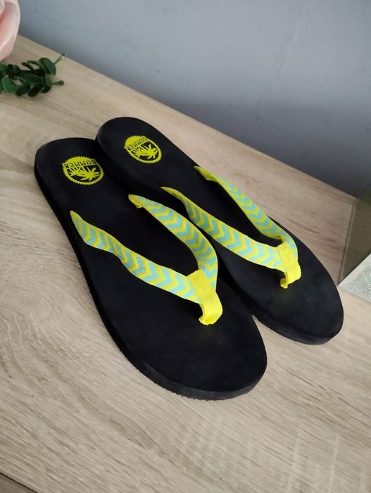 Klapki japonki z neonowymi paskami