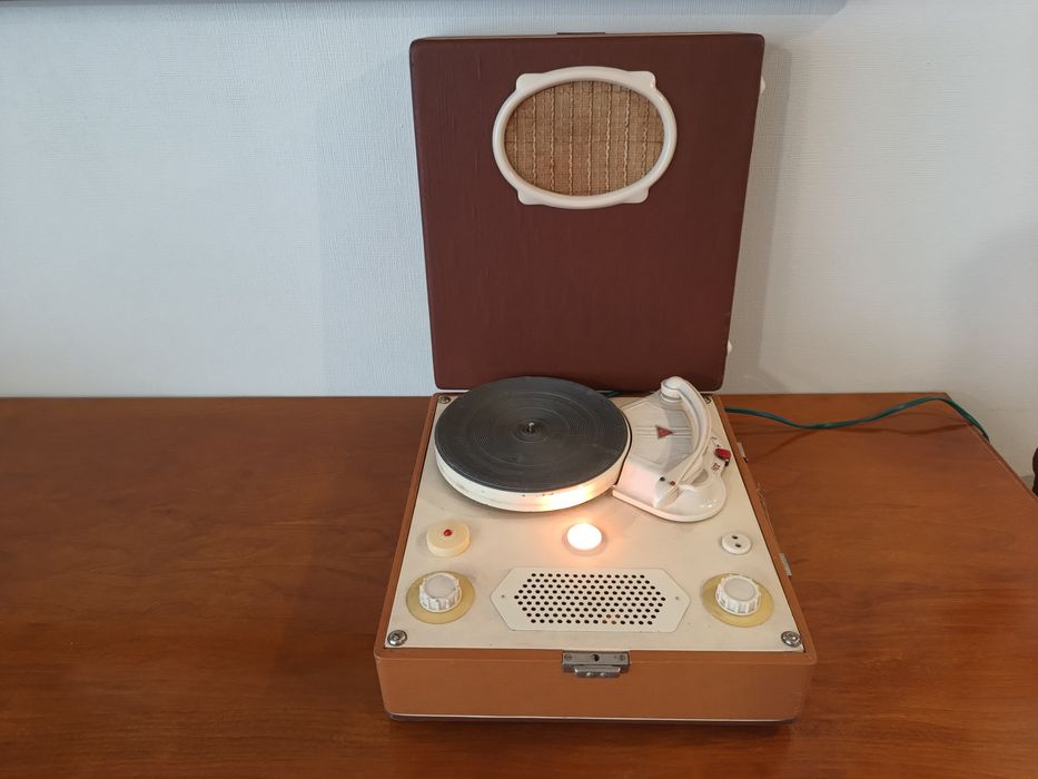 Stary sprawny gramofon Karolinka