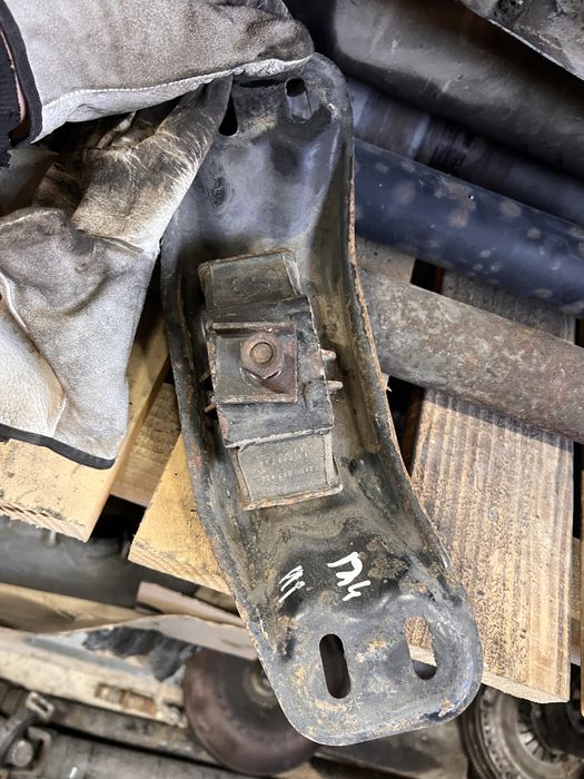 Подушка АКПП Mercedes W124 автомат подушка траверса