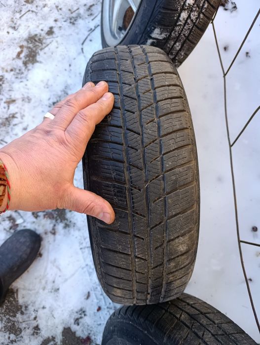 Продам зимову гуму на титанах 155-65 R14 .