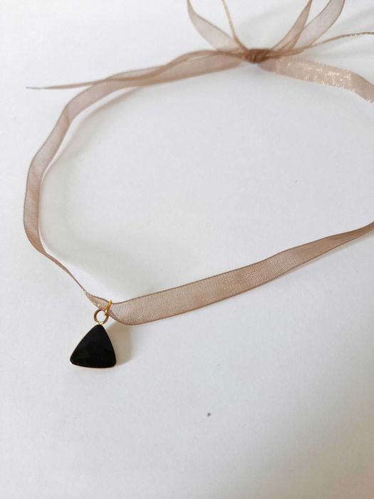 Colar com pingente em aço dourado e cristal preto