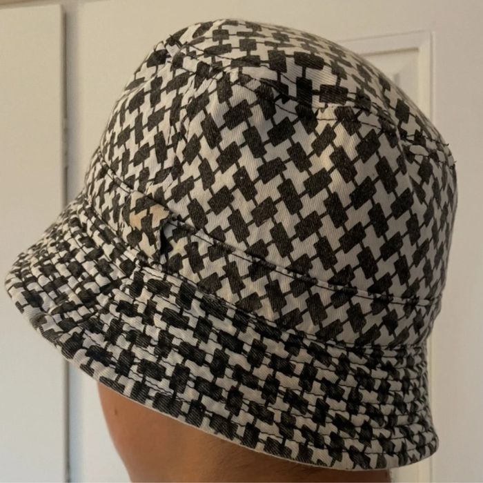 Gorro bucket preto e branco em padrão