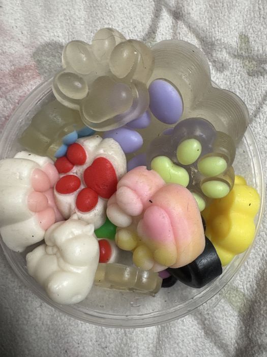 різні лапки та антистреси