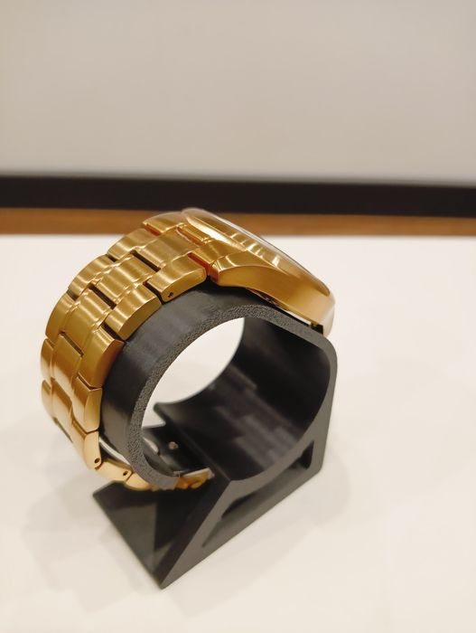 GUESS Gold Elegance – Klasa, Styl i Blask w Jednym!