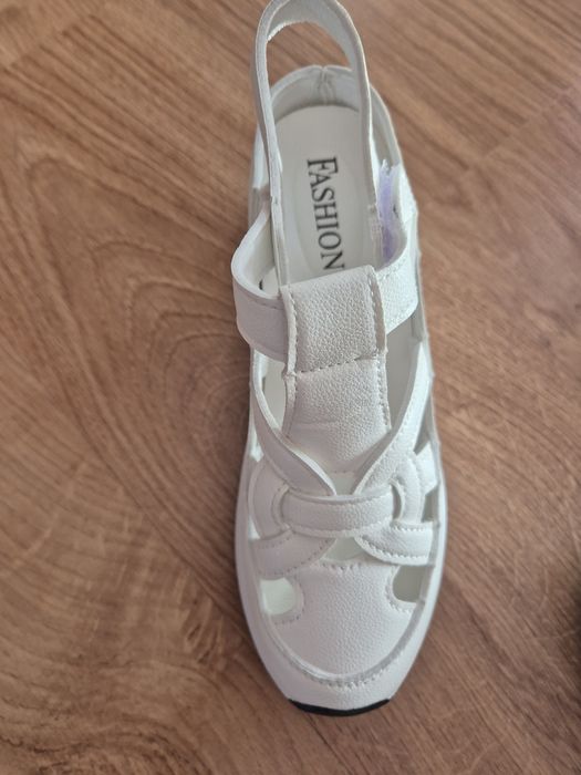 Nowe buty trampko sandały na koturne