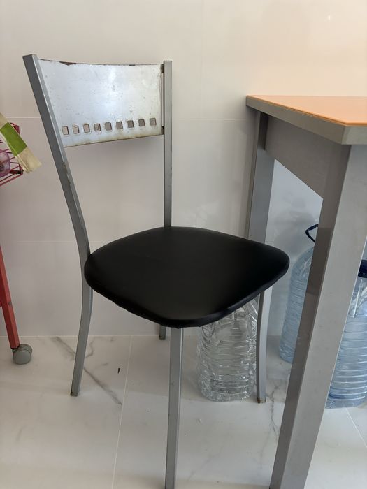 Vendo mesa de alumínio com tampo em vidro e duas cadeiras de alumínio
