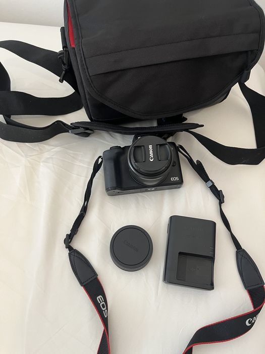Vendo Canon EOS M50 Mark II + objetiva Canon EF-M 15-45mm f/3.5-6.3 IS STM, em excelente estado de conservação e funcionamento.