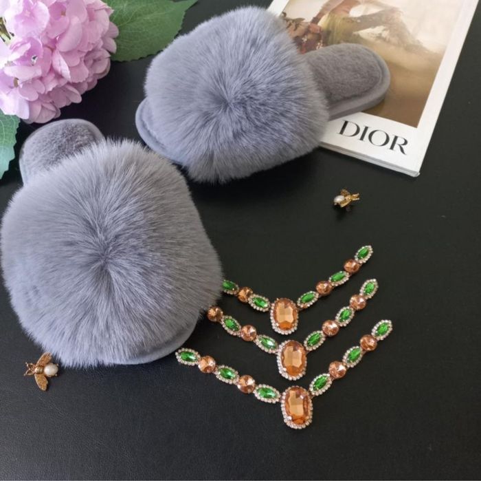 Пушисті жіночі тапочки