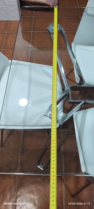 Mesa de cozinha ou sala de jantar.