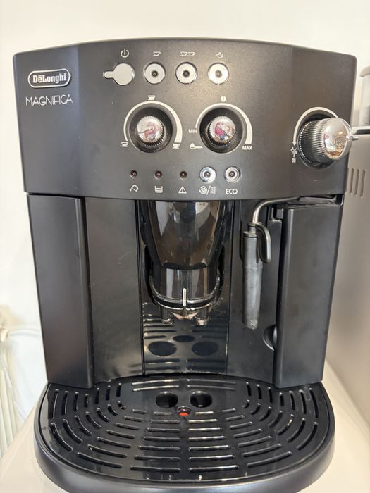 Máquina de café Delonghi Magnifica