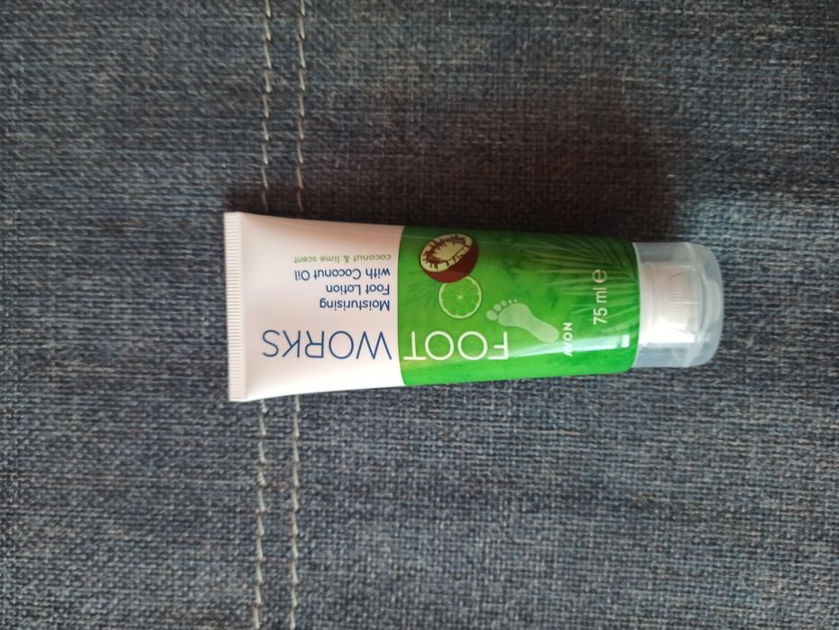 Avon Footworks - Balsam nawilżający do stóp - kokos i limonka