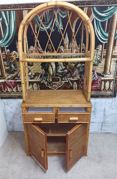 Móvel em bambu com prateleira em vidro.