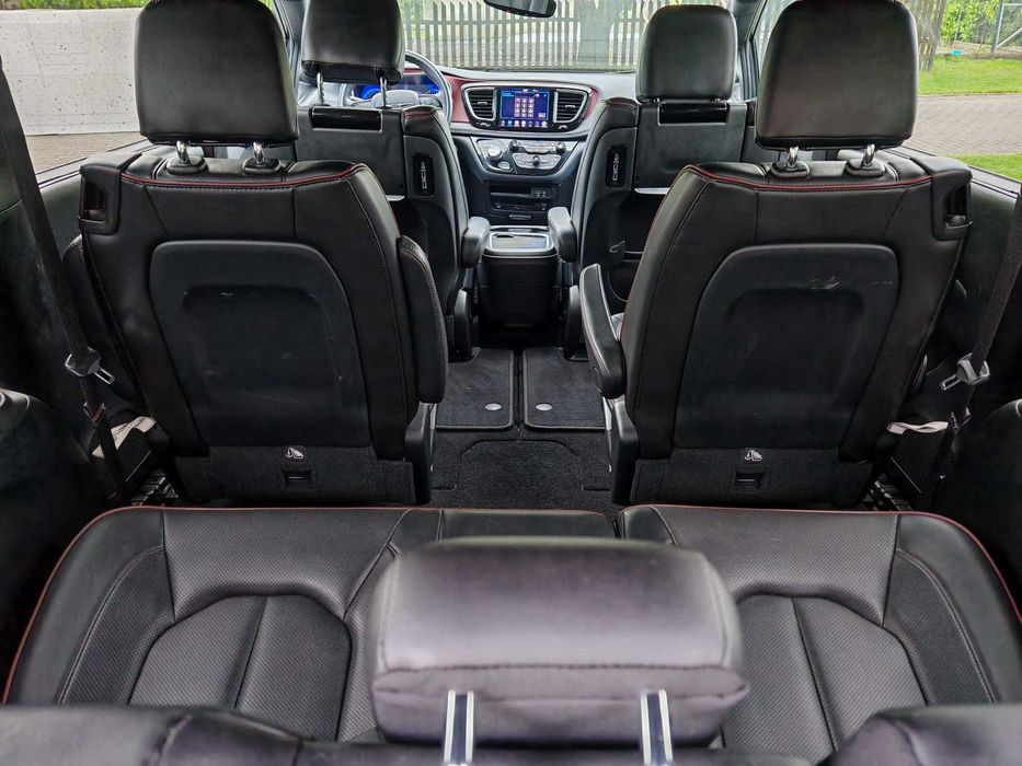 Wynajem minivan 7 osób Chrysler Pacifica Limited 2020